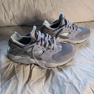 Nike air hurarache wolf grey and white size 8.5